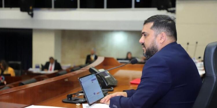 Parlamento de Panamá reconoce a Edmundo González como presidente y solicita orden de captura contra Maduro