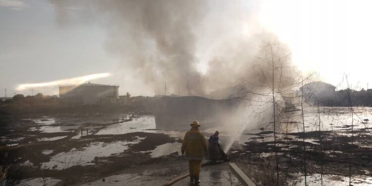 Bomberos extinguen incendio en tanque de Pdvsa en Cabimas