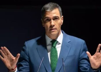 Oposición española exige renuncia de Pedro Sánchez, salpicado por los casos Delcygate y Koldo