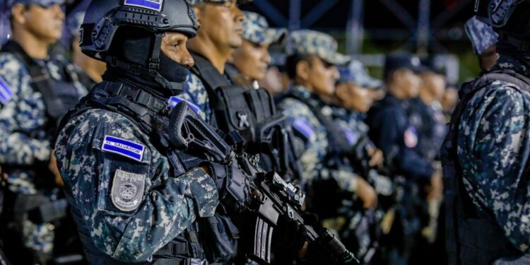 Policías y militares cercan barriada de El Salvador para capturar pandilleros