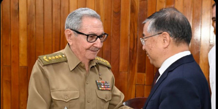 Raúl Castro vuelve a la escena pública para recibir al jefe de Propaganda del Partido Comunista Chino
