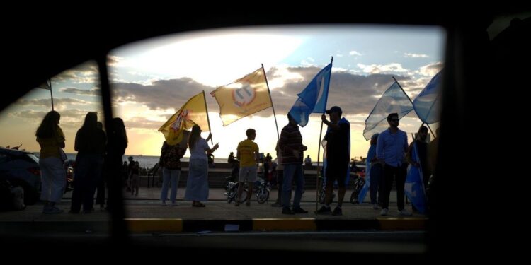 Uruguay inicia jornada electoral, eligen a su próximo presidente