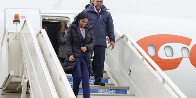 Vicepresidenta Rodríguez y canciller Gil llegan a Rusia para la cumbre de los BRICS