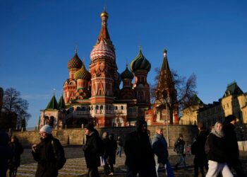 Periodista rusa sentenciada a cárcel, acusada de colaborar con organización extranjera