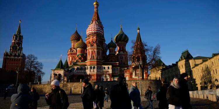 Periodista rusa sentenciada a cárcel, acusada de colaborar con organización extranjera