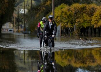 Tormentas de lluvia y nieve afectan a varias regiones de EEUU en el inicio de viajes por el Día de Acción de Gracias.