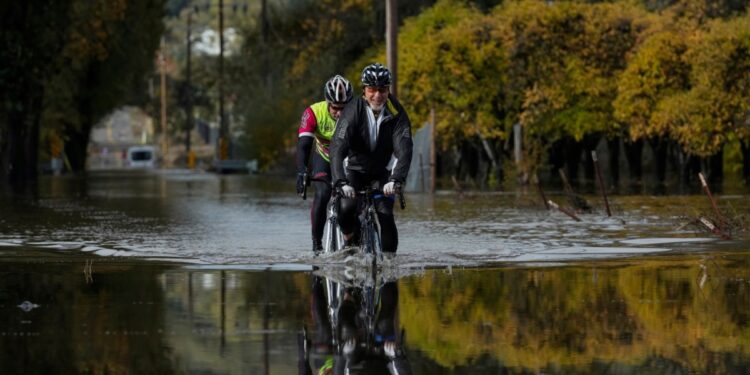 Tormentas de lluvia y nieve afectan a varias regiones de EEUU en el inicio de viajes por el Día de Acción de Gracias.
