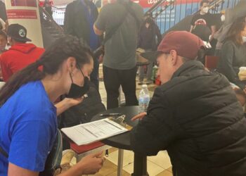 Activistas por derechos de inmigrantes y de mujeres dicen estar en alerta ante nuevo mandato de Trump