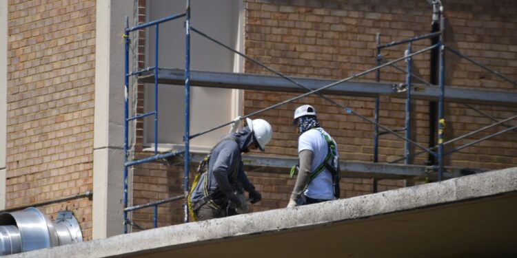 Trabajadores hispanos en la construcción son los más propensos a morir por la acción de drogas como el fentanilo