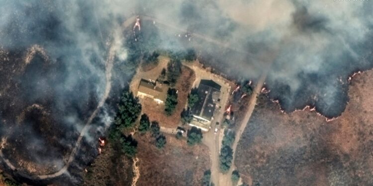 Incendios forestales en California arrasaron miles de hectáreas y dañan cientos de estructuras.