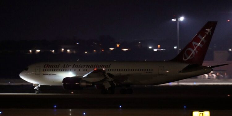 Tres estadounidenses llegan a Texas tras intercambio de prisioneros con China