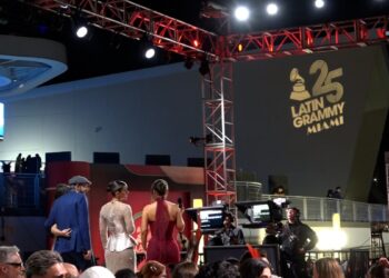 Desfile de estrellas en Miami por los 25 años de los premios Grammy Latino