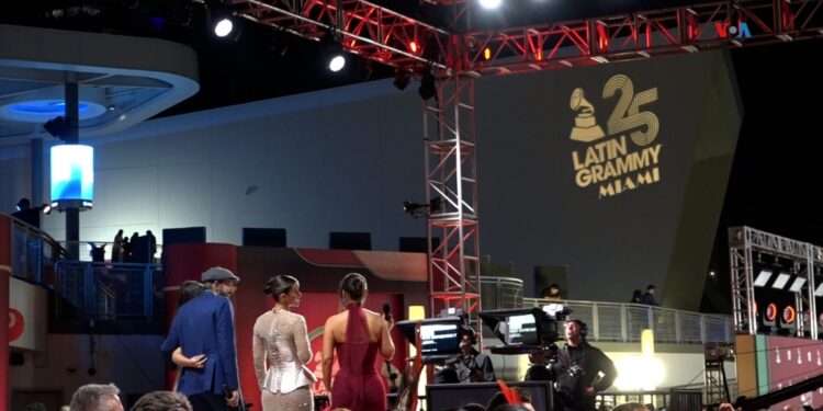 Desfile de estrellas en Miami por los 25 años de los premios Grammy Latino