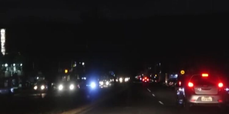 Ecuador reduce duración de cortes programados al comprar energía a Colombia