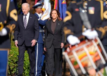 Kamala Harris aparece junto a Biden por primera vez desde su derrota electoral