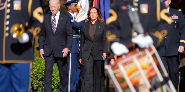 Kamala Harris aparece junto a Biden por primera vez desde su derrota electoral