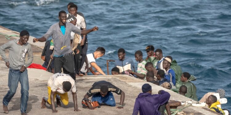 España legalizará a miles de migrantes en los próximos 3 años