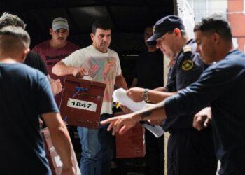 Uruguay celebra balotaje presidencial sin un favorito claro