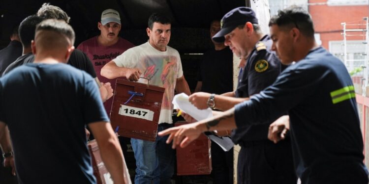 Uruguay celebra balotaje presidencial sin un favorito claro