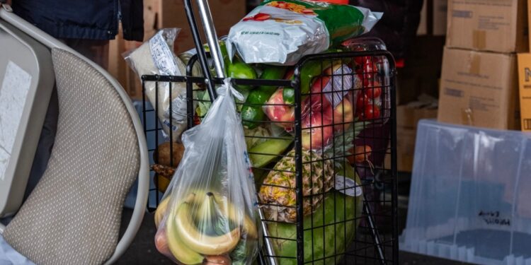 Gasto del consumidor en EEUU aumenta con solidez en octubre; inflación se mantiene elevada