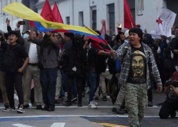 Ecuador comienza recibir electricidad de Colombia y reduce racionamiento