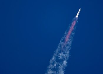 Trump y Musk ven cómo SpaceX lanza un megacohete, pero su propulsor no aterriza