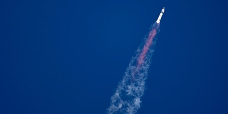 Trump y Musk ven cómo SpaceX lanza un megacohete, pero su propulsor no aterriza