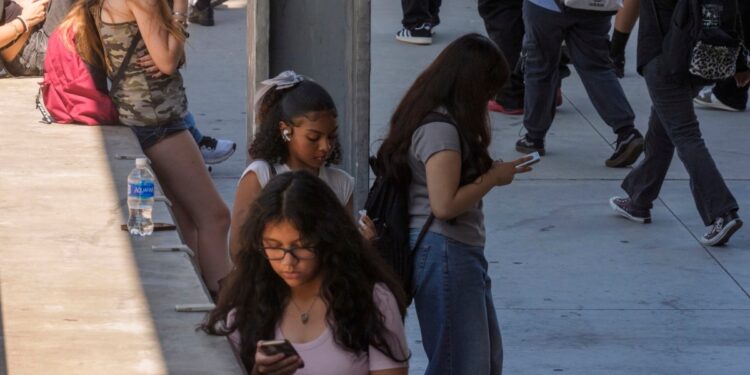 ¿Cuándo deberían entrar los niños en redes sociales? Australia propone prohibirlo hasta los 16 años