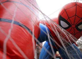 En el Dia de Acción de Gracias, miles de personas disfrutan del tradicional desfile anual de Macy’s en Nueva York con medidas de seguridad