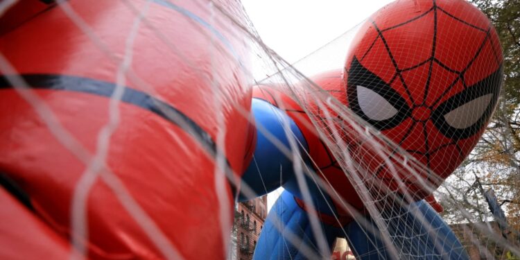 En el Dia de Acción de Gracias, miles de personas disfrutan del tradicional desfile anual de Macy’s en Nueva York con medidas de seguridad