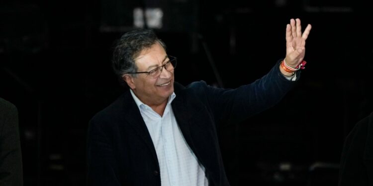 Colombia cita al ELN a nueva reunión en enero en busca de retomar agenda de diálogo y cese al fuego