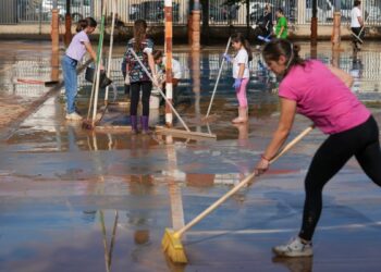 España aprueba paquete millonario por inundaciones; continúa búsqueda de víctimas