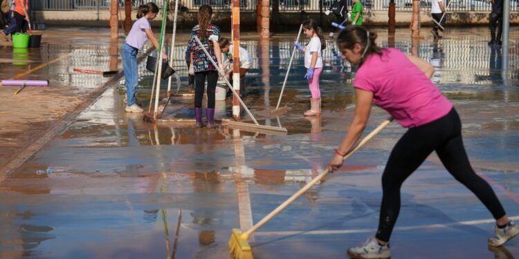 España aprueba paquete millonario por inundaciones; continúa búsqueda de víctimas