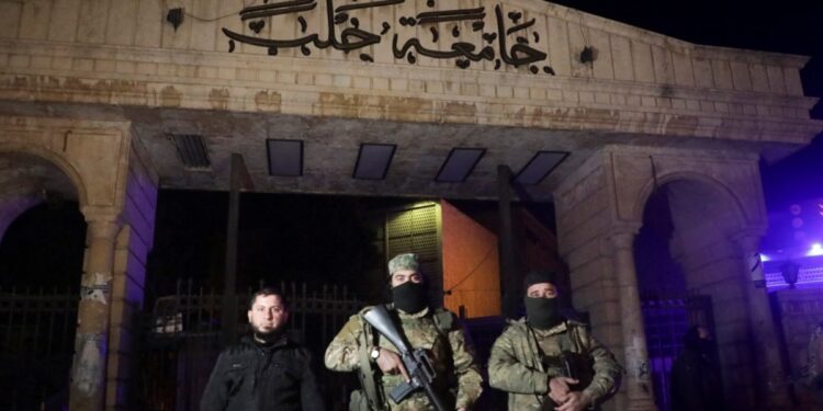 Ejército sirio confirma que los rebeldes entran en Alepo, dice que decenas de soldados han muerto