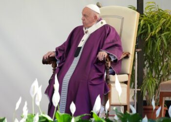 El papa Francisco reza ante tumbas de niños no nacidos antes de la misa de Día de los Muertos