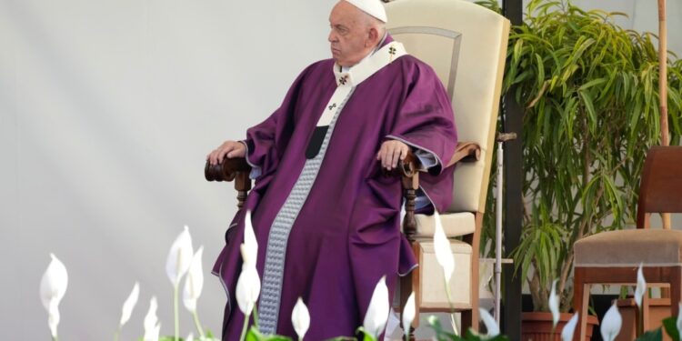 El papa Francisco reza ante tumbas de niños no nacidos antes de la misa de Día de los Muertos