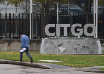 Renuevan licencias petroleras. Piden a Interpol alerta contra González.