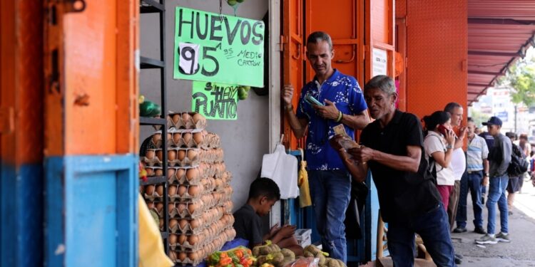 ¿Cómo cerrará la “débil” economía de Venezuela este 2024? 