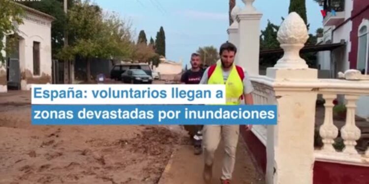 España: voluntarios llegan a zonas devastadas por inundaciones