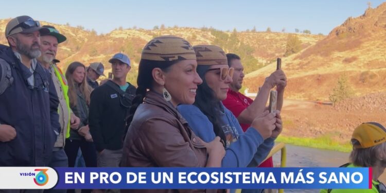 Tribus nativas celebran la destrucción de la represa más grande de la historia de EEUU