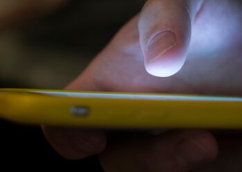 FBI investiga mensajes racistas que causan alarma en varios estados de EEUU