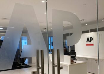The Associated Press anuncia ofertas de incentivos y despidos para recortar su plantilla en un 8%