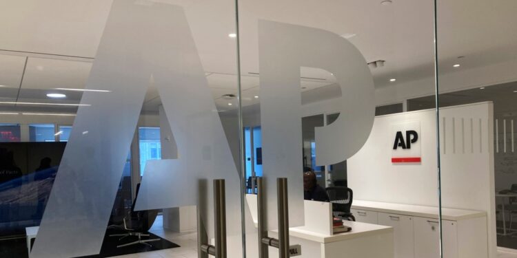 The Associated Press anuncia ofertas de incentivos y despidos para recortar su plantilla en un 8%
