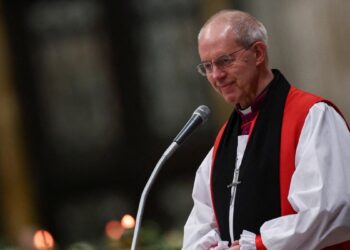 Líder de la Iglesia anglicana renuncia por manejo de escándalo de abuso sexual