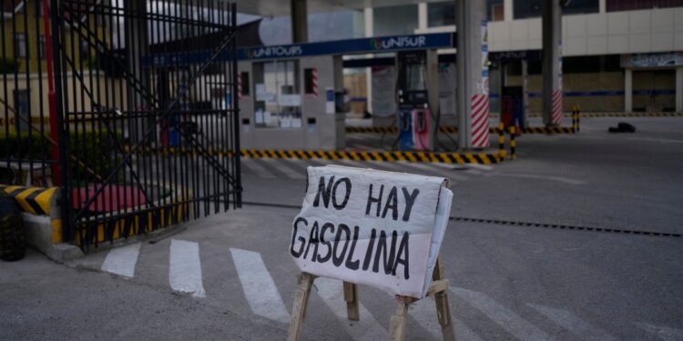 Bolivia enfrenta desabastecimiento de combustibles, un país que fue un importante productor de hidrocarburos