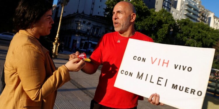 Motosierra de Milei golpea la lucha contra el VIH en Argentina