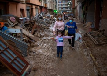 Una semana después de inundaciones en España, familias siguen buscando a seres queridos