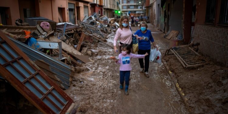 Una semana después de inundaciones en España, familias siguen buscando a seres queridos