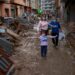 Una semana después de inundaciones en España, familias siguen buscando a seres queridos