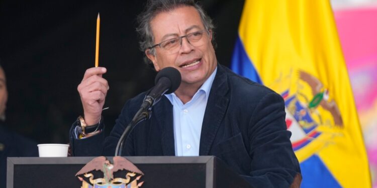 Petro nombra gestores de paz a temidos exjefes paramilitares en Colombia